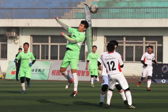 申花艰难挺过难关 暂时回到榜首 米内罗用脸顶入一球